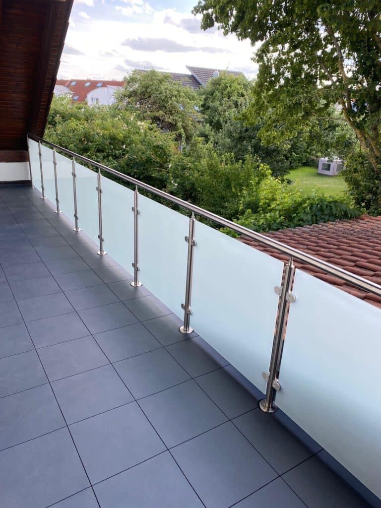 Geländer aus Edelstahl mit Glas am Balkon