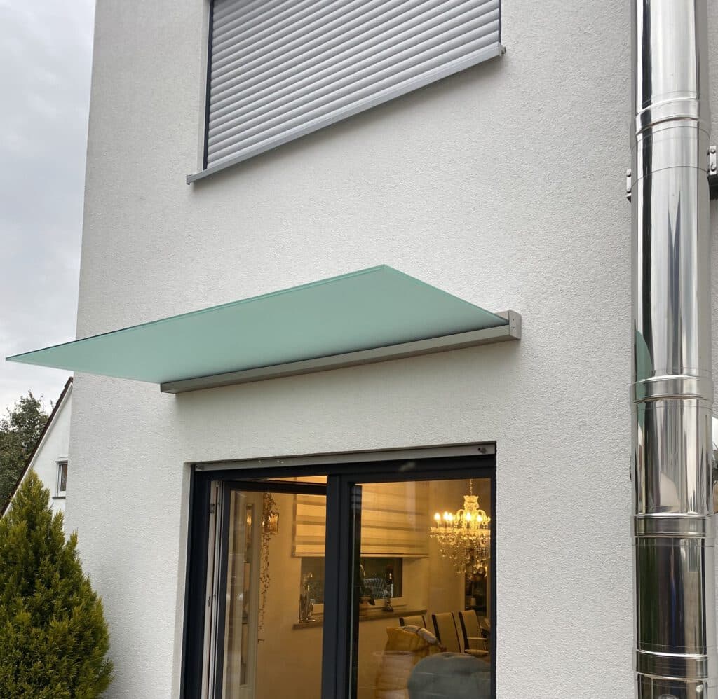 Vordach mit Glas und Edelstahlträgern